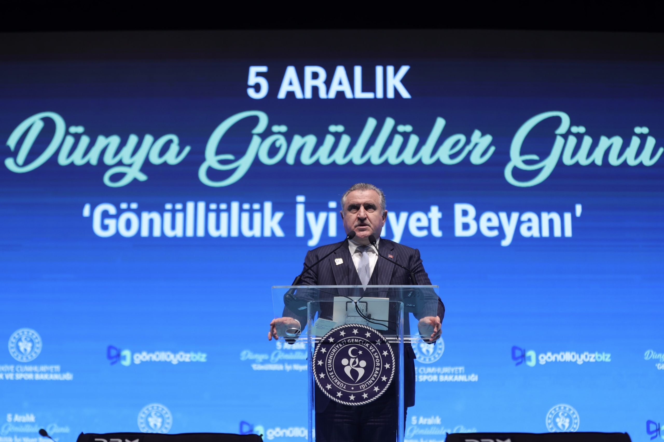 bakan-bak-her-zaman-mazlumun-yaninda-olacagiz-sevgimizle-dunyayi-kusatacagiz-BOORdr8V.jpg