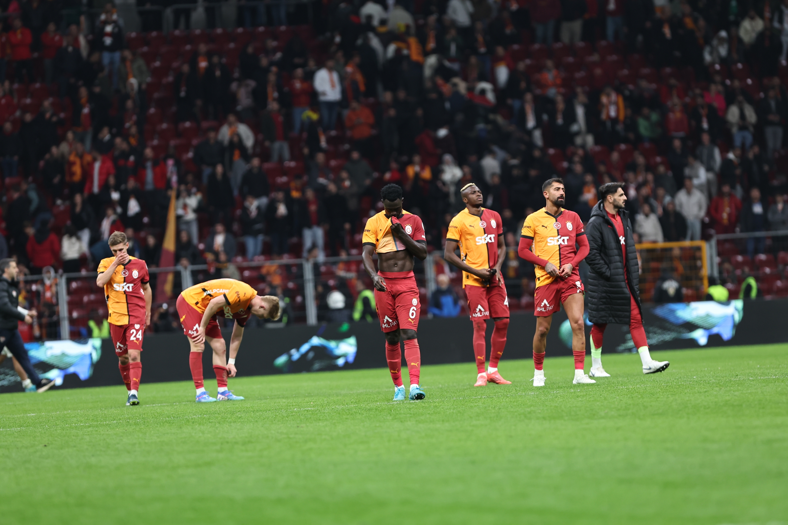 galatasaray-5-mac-sonra-puan-kaybetti-HdGEESQQ.jpg