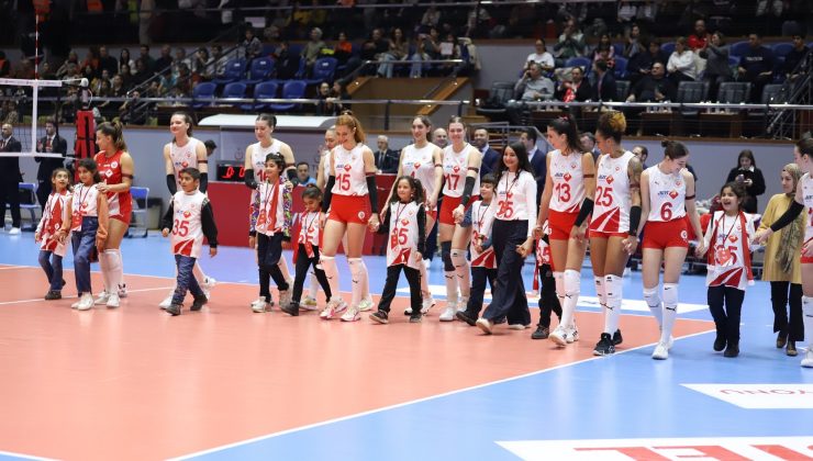 Aras Kargo Spor Kulübü, soğan torbasından file yaparak voleybol oynayan çocukları ağırladı