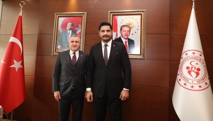 Bakan Bak, Türkiye Güreş Federasyonu Başkanı Taha Akgül’ü makamında kabul etti